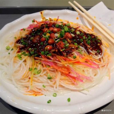  Guoqiao Mixian – En Smakrik Smörgåsbord Av Texturer Och Aromer!